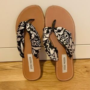 Steve Madden Black and White Sandals Size 8